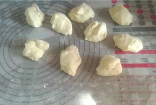 面团分割成九份，九份比较小个儿，也可以分成七八份。