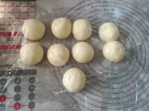 小面团滚圆，表面盖保鲜膜，松驰15分钟。