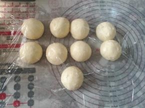 小面团滚圆，表面盖保鲜膜，松驰15分钟。