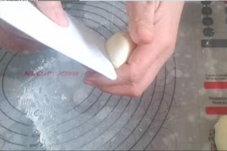 用刮板沿接口线压出凹痕。
底部也轻轻捏合。