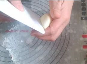 用刮板沿接口线压出凹痕。
底部也轻轻捏合。