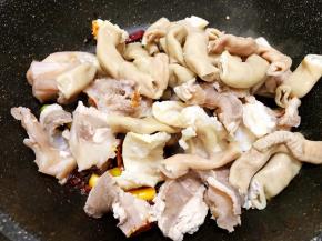 加入牛筋，牛肠转大火翻炒几分钟