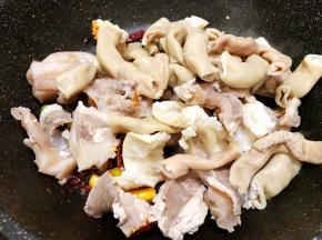 加入牛筋，牛肠转大火翻炒几分钟