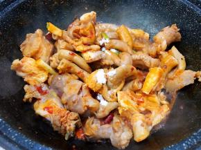 加入盐和鸡粉调味