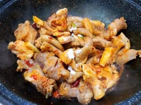 加入盐和鸡粉调味