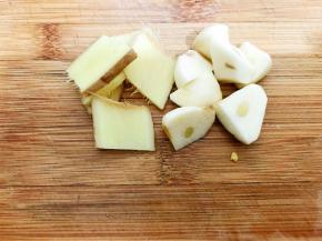 生姜切成，大蒜切块