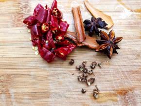 干辣椒切段，八角，桂皮，花椒用清水冲洗一下