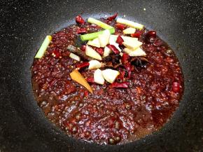 加入八角，桂皮，干辣椒，干花椒，姜蒜，青蒜白翻炒一分钟