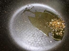 锅里加入适量植物油和碎冰糖