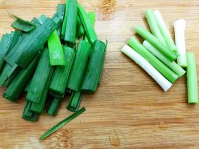 青蒜分为蒜叶和蒜白切成段