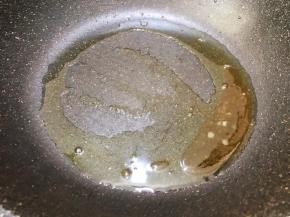 中小火翻炒至冰糖融化后转最小火