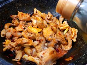 淋上料酒大火翻炒几分钟