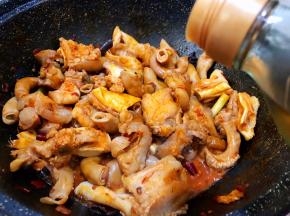 淋上料酒大火翻炒几分钟