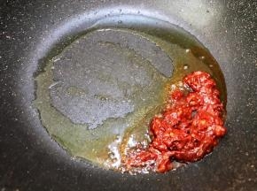 加入郫县豆瓣酱翻炒出红油来