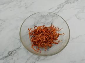 把虫草花放入碗中