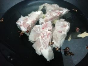 锅里加入适量的水，然后把姜片，料酒和花椒放入锅中，再把大骨放入锅中，焯水去除血水