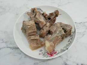 焯水水的大骨捞出