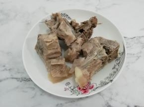 焯水水的大骨捞出