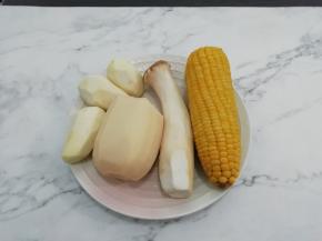 准备玉米，鸡腿菇，莲藕和小芋头