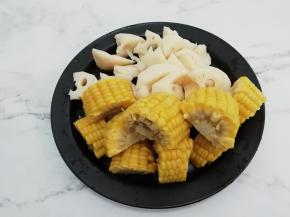 玉米和莲藕都切成块