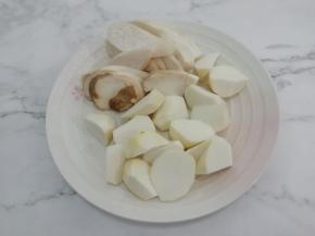 鸡腿菇切成片，小芋头切成滚刀块