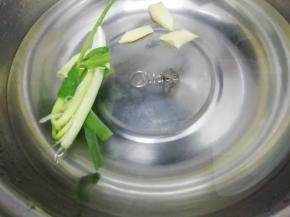 汤锅里加入适量的水，把葱姜放入锅中