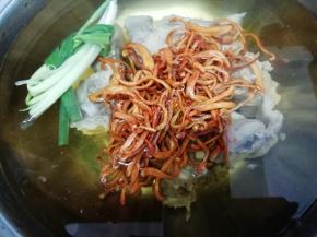 再把虫草花连水一起倒入锅中
