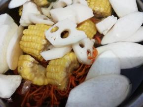 加入莲藕和玉米大火煮开，然后转中火慢煮各种食材都熟