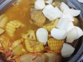 在加入芋头块再煮15分钟