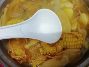 最后加入少许的盐，煮五分钟左右即可，关火出锅