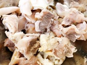 我买的已经焯好水的牛筋牛肠，直接洗净切块即可
如果用新鲜的提前用姜片，花椒，料酒焯水备用