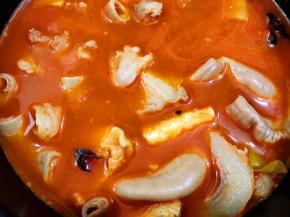 加入淹过牛筋牛肠的清水
我用的电饭煲粥汤功能2个小时，如果到时间牛筋还不够软糯适当延长时间