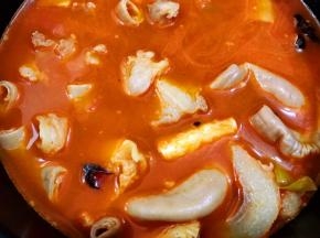 加入淹过牛筋牛肠的清水
我用的电饭煲粥汤功能2个小时，如果到时间牛筋还不够软糯适当延长时间
