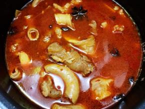 炖至牛筋软糯，喜欢配菜的这时候可以加入啦，腐竹，平菇等都非常好吃哦