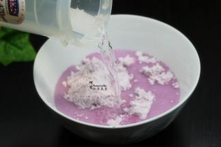 紫薯肠粉专用粉100克、加入250克的饮用水，搅拌均匀，无颗粒状；