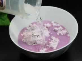紫薯肠粉专用粉100克、加入250克的饮用水，搅拌均匀，无颗粒状；