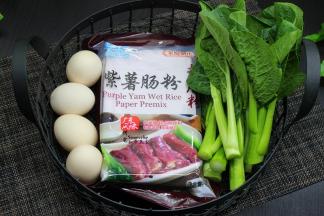 食材：紫薯肠粉专用粉100克、饮用水250克、鸡蛋、菜心、食用油、盐、姜粉、生抽、糖、蚝油。