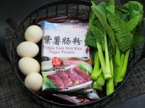 食材：紫薯肠粉专用粉100克、饮用水250克、鸡蛋、菜心、食用油、盐、姜粉、生抽、糖、蚝油。