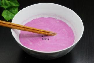 搅拌好米糊，让其静放2-3分钟，静放能让，米浆更加融入顺滑。这个时候把菜心洗净，准备好。