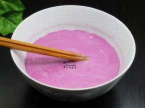 搅拌好米糊，让其静放2-3分钟，静放能让，米浆更加融入顺滑。这个时候把菜心洗净，准备好。