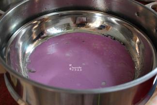 倒入一勺紫薯米浆在蒸盘上，左右摆动一下，让米浆在薄薄一层在蒸盘上。越薄越好，太厚难熟也不好吃哦