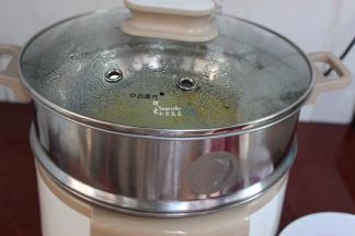 水煮沸之后，隔水放入蒸锅，大火蒸2-3分钟即可。一定要水煮沸之后放入哦。