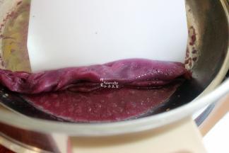 蒸好的肠粉，用刮刀把肠粉卷起，刮刀不要离开蒸盘，连续刮，这样的肠粉就会很完整。柔软，Q弹，很好吃。