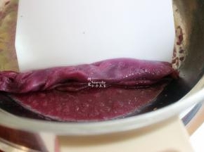 蒸好的肠粉，用刮刀把肠粉卷起，刮刀不要离开蒸盘，连续刮，这样的肠粉就会很完整。柔软，Q弹，很好吃。