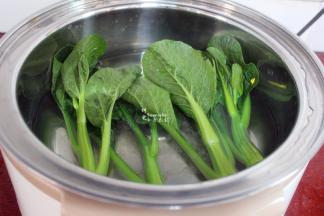 菜心烫熟过冷水，