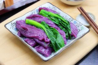 食用油、盐、姜粉、生抽、糖、蚝油、一小勺水放入锅里煮沸，把煮好的调料淋在肠粉上即可。