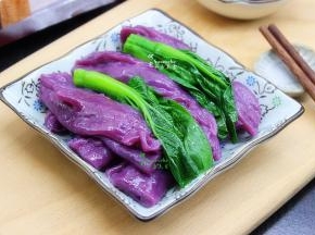 食用油、盐、姜粉、生抽、糖、蚝油、一小勺水放入锅里煮沸，把煮好的调料淋在肠粉上即可。