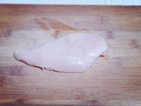 将鸡胸肉洗干净！