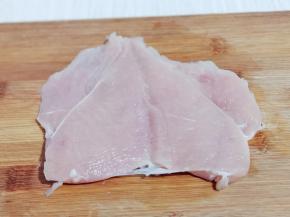 再用锋利的刀将鸡胸肉片开。(就是从中间切为两片，不要切断，如图)