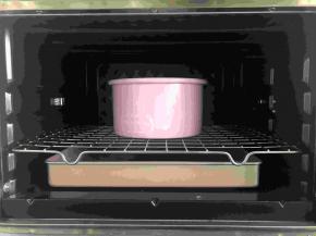 17、另取一烤盘注入一半凉水，放入烤箱最底层，140度上下火预热10分钟，接着放入蛋糕模具于倒数第二层的烤网上，140度上下火烘烤60分钟后取出。